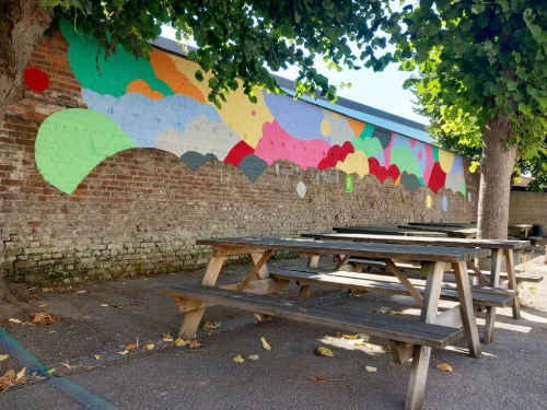 Fresque murale dans une école à jambes