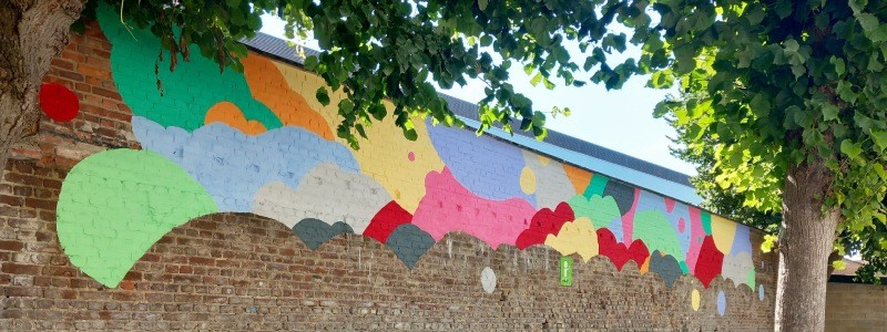 Fresque extérieure colorée pour une école à Jambes